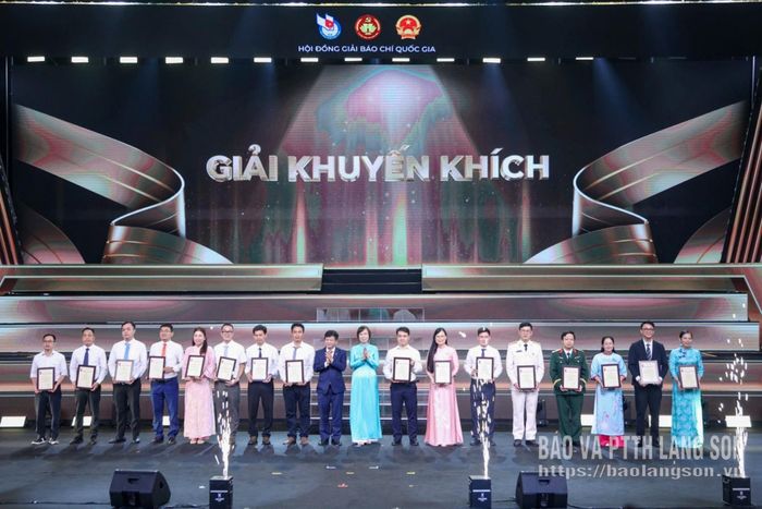 Đại diện nhóm tác giả của Báo và PTTH Lạng Sơn (áo dài hồng, thứ 7 từ phải sang) nhận giải Khuyến khích tại Giải Báo chí Quốc gia lần thứ XX