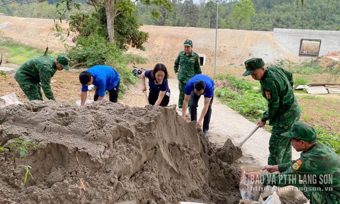Các lực lượng tại xã Đồng Đăng hỗ trợ vận chuyển vật liệu xây dựng nhà cho người dân theo chương trình xóa nhà tạm, nhà dột nát trên địa bàn