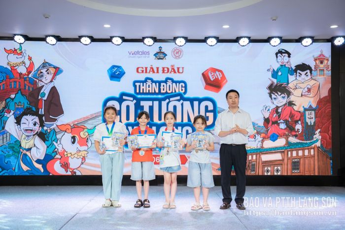 Đại diện Ban Tổ chức trao giải cho các kỳ thủ xuất sắc nhất nội dung nữ nhóm tuổi U10