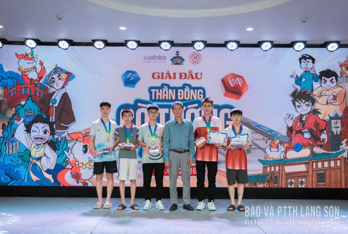 Đại diện Ban Tổ chức trao giải cho các kỳ thủ xuất sắc nhất nội dung nam nhóm tuổi U18