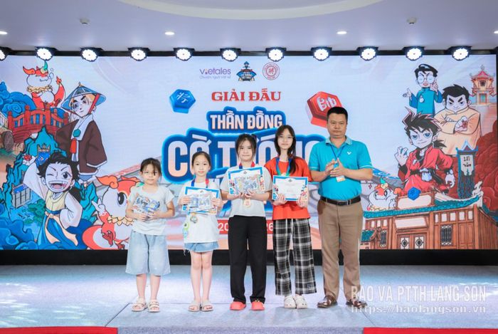Đại diện Ban Tổ chức trao giải cho các kỳ thủ xuất sắc nhất nội dung nữ nhóm tuổi U12