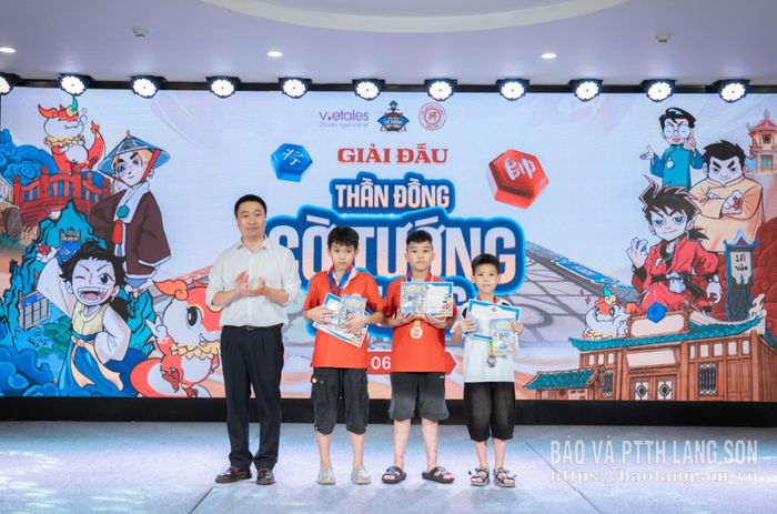 Đại diện Ban Tổ chức trao giải cho các kỳ thủ xuất sắc nhất nội dung nam nhóm tuổi U10