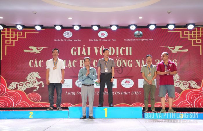 Đại diện Ban Tổ chức trao giải cho các CLB xuất sắc nhất nội dung cá nhân cờ úp