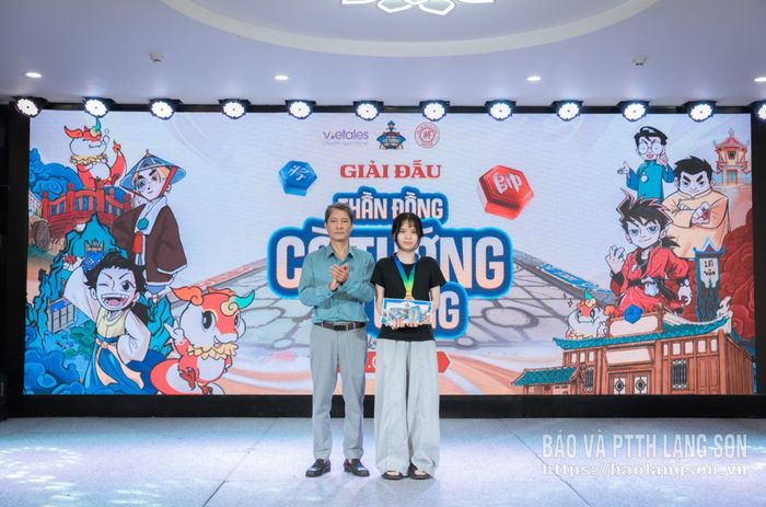 Đại diện Ban Tổ chức trao giải cho kỳ thủ xuất sắc nhất nội dung nữ nhóm tuổi U18