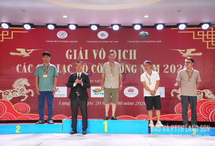 Đại diện Ban Tổ chức trao giải cho các CLB xuất sắc nhất nội dung cá nhân cờ tướng truyền thống