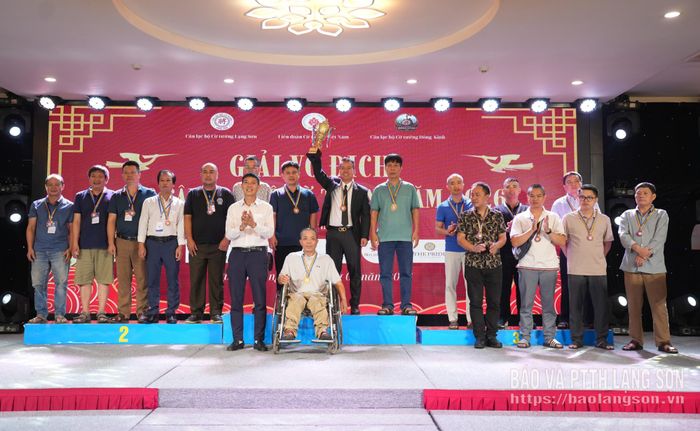 Đại diện Ban Tổ chức trao giải cho các CLB xuất sắc nhất nội dung đồng đội cờ tướng truyền thống 