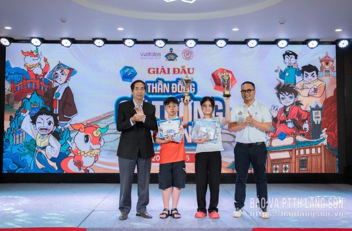 Đại diện Ban Tổ chức trao cúp cho 2 kỳ thủ xuất sắc nhất
