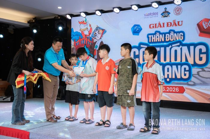 Đại diện Ban Tổ chức trao giải cho các kỳ thủ xuất sắc nhất nội dung nam nhóm tuổi U12