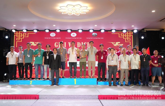 Đại diện Ban Tổ chức trao giải cho các CLB xuất sắc nhất nội dung đồng đội cờ úp