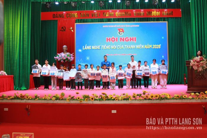 Ban tổ chức tặng quà học sinh có hoàn cảnh khó khăn