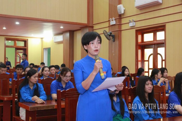 Thanh niên xã Bình Gia phát biểu ý kiến tại hội nghị