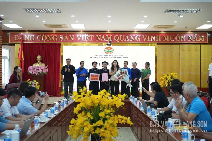 Lãnh đạo Hội Nông dân tỉnh trao quyết định thành lập cho Chi hội Nông dân nghề nghiệp "Bánh truyền thống Mai Pha"