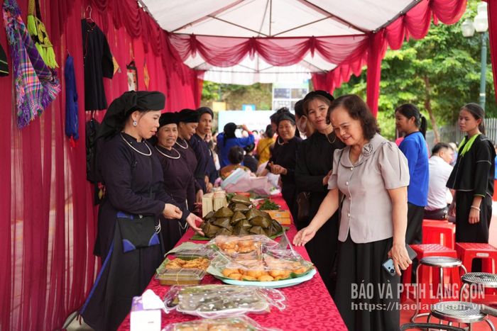 Người dân tham quan các gian hàng trưng bày ẩm thực trong chương trình 