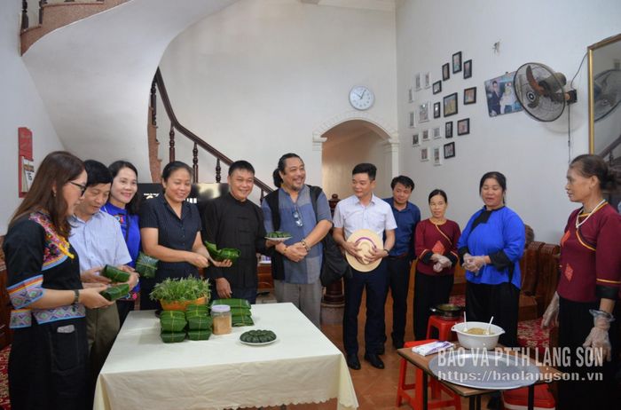 Các đại biểu tham quan, trải nghiệm mô hình sản xuất bánh ngải truyền thống trên địa bàn phường