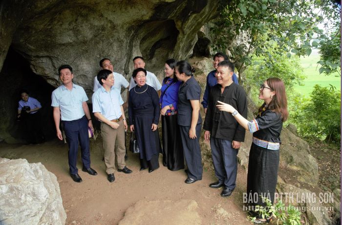 Các đại biểu khảo sát Điểm Di chỉ khảo cổ Mai Pha (khối Mai Thành)