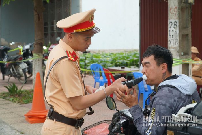 Cán bộ Phòng Cảnh sát giao thông kiểm tra nồng độ cồn tại đường Hùng Vương (phường Lương Văn Tri)