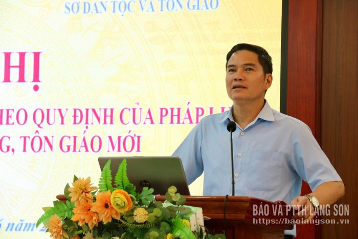 Lãnh đạo Sở Dân tộc và Tôn giáo truyền đạt các nội dung chuyên đề cho các đại biểu