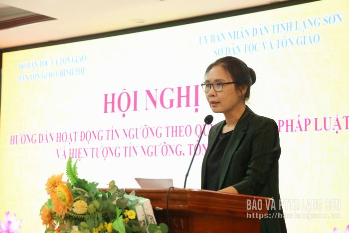 Bà Trần Thị Minh Nga, Phó Trưởng Ban Tôn giáo Chính phủ phát biểu tại hội nghị