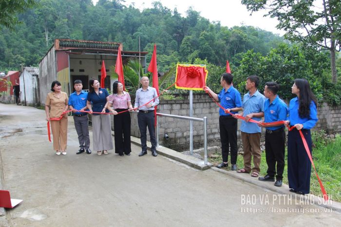 Đại diện Tỉnh đoàn và các cơ quan, đơn vị khánh thành cầu dân sinh Co Muông