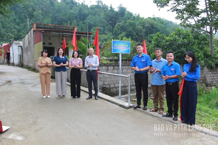Đại diện Tỉnh đoàn và các cơ quan, đơn vị khánh thành cầu dân sinh Co Muông