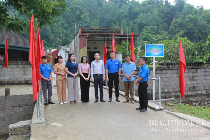 Bí thư Đoàn xã Bình Gia (ngoài cùng, bên phải) báo cáo quá trình xây dựng cầu dân sinh Co Muông