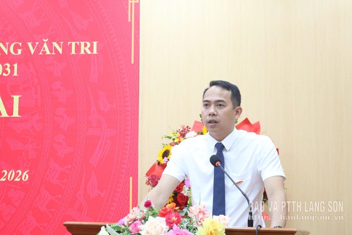 Đồng chí Phó Bí thư Đảng ủy, Chủ tịch UBND phường trình bày tờ trình tại kỳ họp