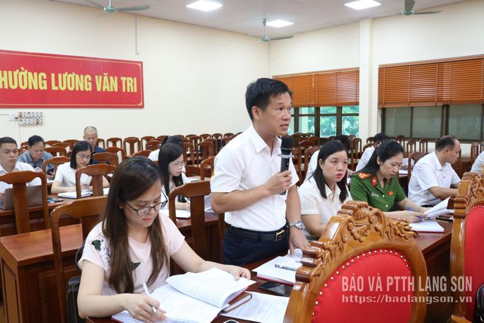 Đại biểu đóng góp ý kiến vào tờ trình tại kỳ họp