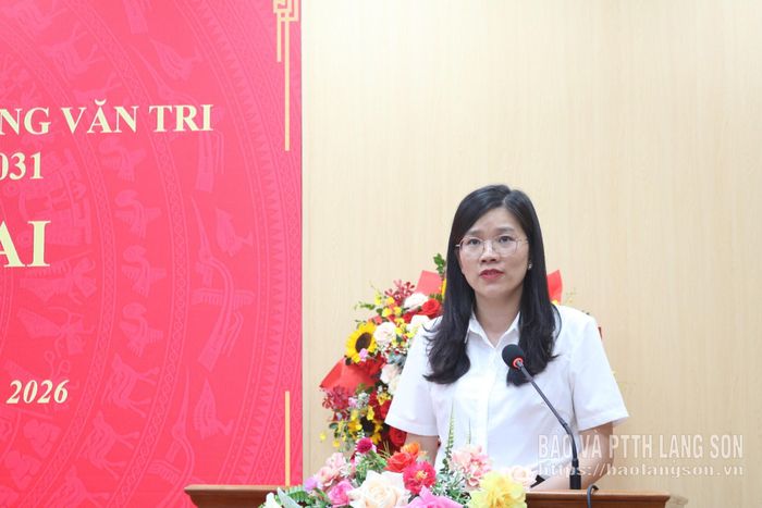 Đại diện Ban Văn hóa - Xã hội HĐND phường trình bày báo cáo thẩm tra tại kỳ họp