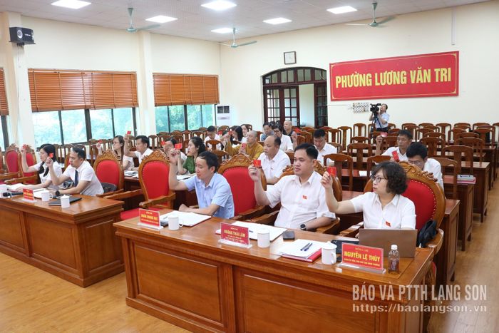 Các đại biểu biểu quyết thông qua nghị quyết về việc sắp xếp khối phố trên địa bàn phường năm 2026