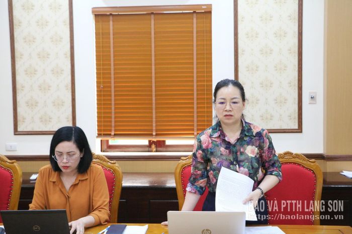 Đại diện Tổ Thư ký trình bày báo cáo tiến độ triển khai cuộc thi 