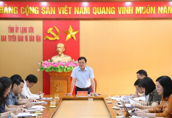 Đồng chí Nguyễn Quốc Khánh, Ủy viên Ban Thường vụ Tỉnh ủy, Trưởng Ban Tuyên giáo và Dân vận Tỉnh ủy, Trưởng Ban Tổ chức cuộc thi phát biểu kết luận cuộc họp