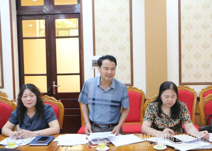 Lãnh đạo Hội Văn học, Nghệ thuật và Nhà báo tỉnh phát biểu tại cuộc họp