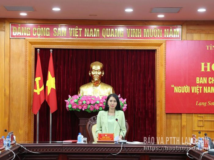 Đồng chí Đoàn Thu Hà, Phó Bí thư Tỉnh ủy, Trưởng Đoàn ĐBQH tỉnh, Chủ tịch Ủy ban MTTQ Việt Nam tỉnh, Trưởng BCĐ cuộc vận động phát biểu tại hội nghị