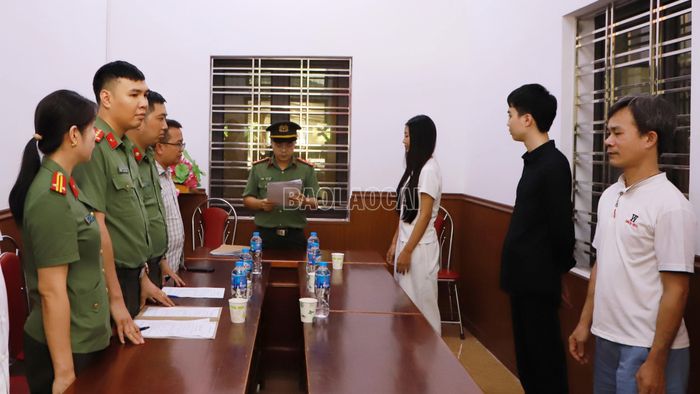 Cơ quan An ninh điều tra Công an tỉnh Lào Cai đọc Quyết định khởi tố vụ án hình sự, khởi tố bị can và Lệnh bắt bị can để tạm giam đối với Bàn Thị Lứu, Lý Trung Nguyên và Vương Văn Minh về tội "Rửa tiền" .