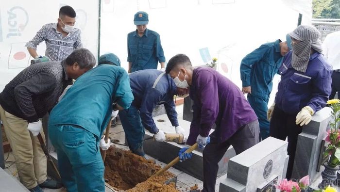 Các lực lượng lấy mẫu tại Nghĩa trang liệt sĩ Minh Bảo, phường Nam Cường.
