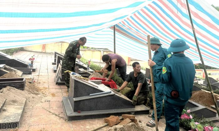 Các lực lượng tập trung lấy mẫu để phục vụ công tác giám định ADN tại Nghĩa trang xã Yên Bình.