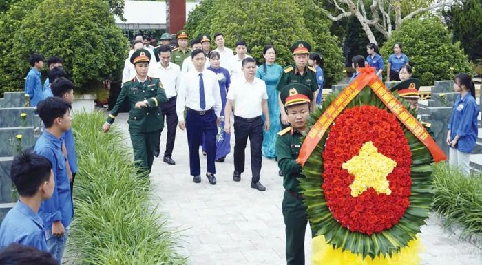 Các địa phương trong tỉnh làm lễ dâng hương trước khi tiến hành lấy mẫu phục vụ giám định ADN xác định danh tính hài cốt liệt sĩ.