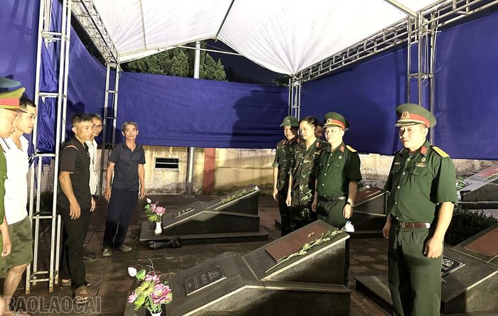 Các lực lượng nghe phổ biến trước trước khi khai quật mộ lấy mẫu xét nghiệm ADN.
