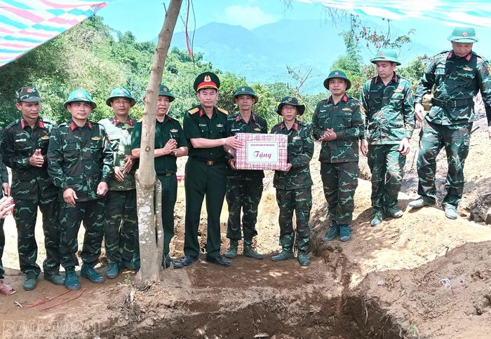 Đại tá Hoàng Văn Toàn - Phó Chính ủy Bộ Chỉ huy Quân sự tỉnh, Phó Trưởng Ban Chỉ đạo tìm kiếm, quy tập và xác định danh tính hài cốt liệt sĩ tỉnh Lào Cai trực tiếp kiểm tra các hoạt động quy tập, lấy mẫu tại cơ sở và tặng quà cho các lực lượng.