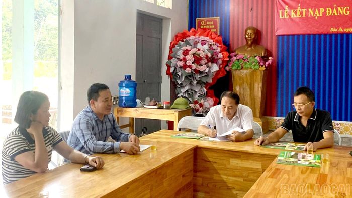 Các buổi trao đổi, hướng dẫn giúp hội viên và tổ hợp tác nâng cao nhận thức về phát triển sinh kế gắn với bảo vệ rừng.