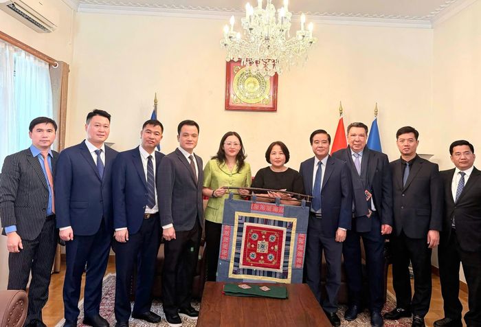  Đoàn công tác tỉnh Lào Cai tặng quà lưu niệm Đại sứ quán Việt Nam tại Hy Lạp. 