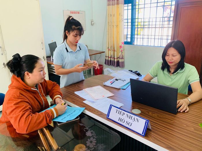 Phụ huynh được giáo viên trong tổ công nghệ số Trường TH Tiến Lợi hỗ trợ làm hồ sơ trực tuyến.