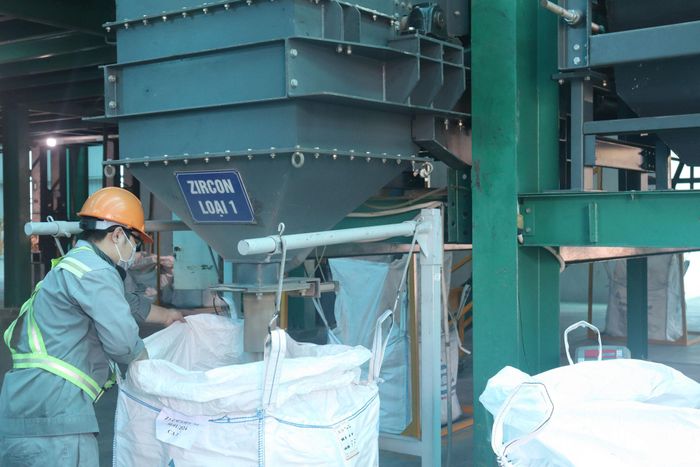 Hoạt động sản xuất tại một nhà máy chế biến titan thuộc khu vực phía Đông Nam Lâm Đồng