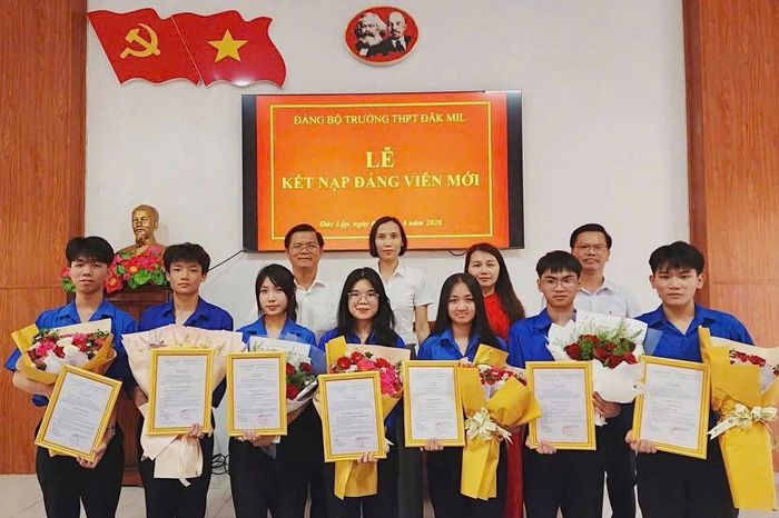 Trường THPT Đắk Mil tổ chức Lễ kết nạp Đảng cho học sinh