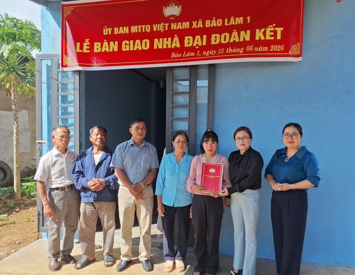 Ủy ban MTTQ Việt Nam xã Bảo Lâm 1 bàn giao Nhà Đại đoàn kết cho gia đình chị Ka Đội