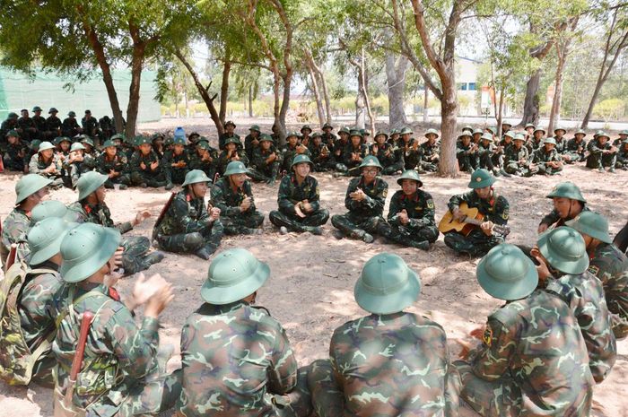 Giải lao giữa giờ học thao trường tại Trung đoàn.