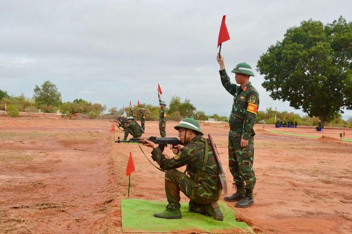 Trung đoàn tổ chức bắn đạn thật súng Tiểu liên AK bài 1