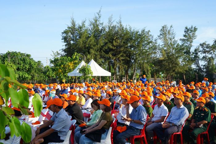 Buổi ra quân phát động chương trình “Du lịch xanh- vì tương lai bền vững” tại Phú Quý sáng 12/6