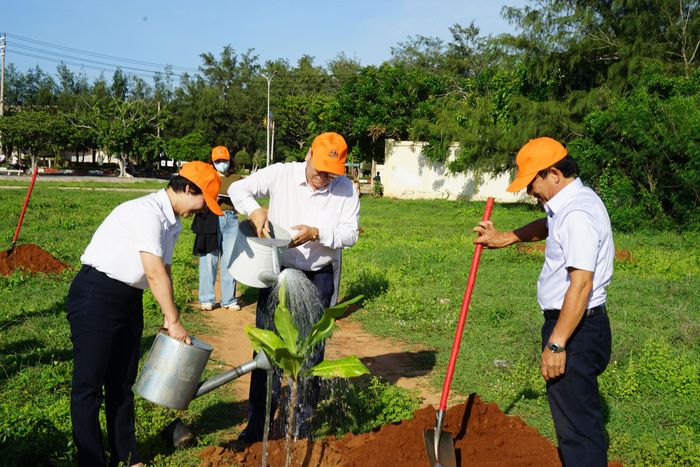 Trồng cây xanh khơi nguồn ý thức bảo vệ và giữ gìn đảo ngọc.