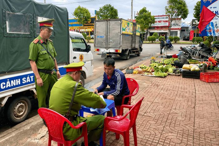 Công an phường Đông Gia Nghĩa lập biên bản xử lý nghiêm các trường hợp dừng, đỗ xe không đúng quy định.